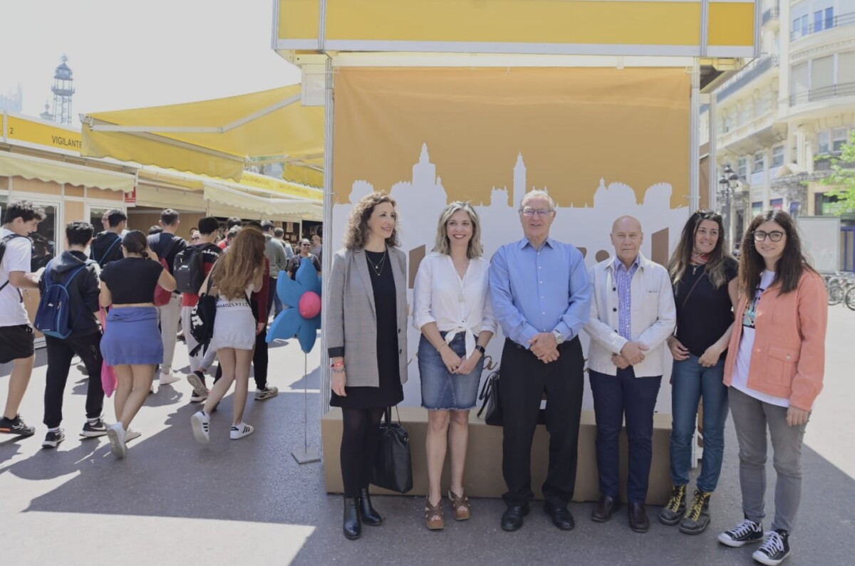 Feria de Artesanía de Primavera en la plaza del Ayuntamiento de Valencia